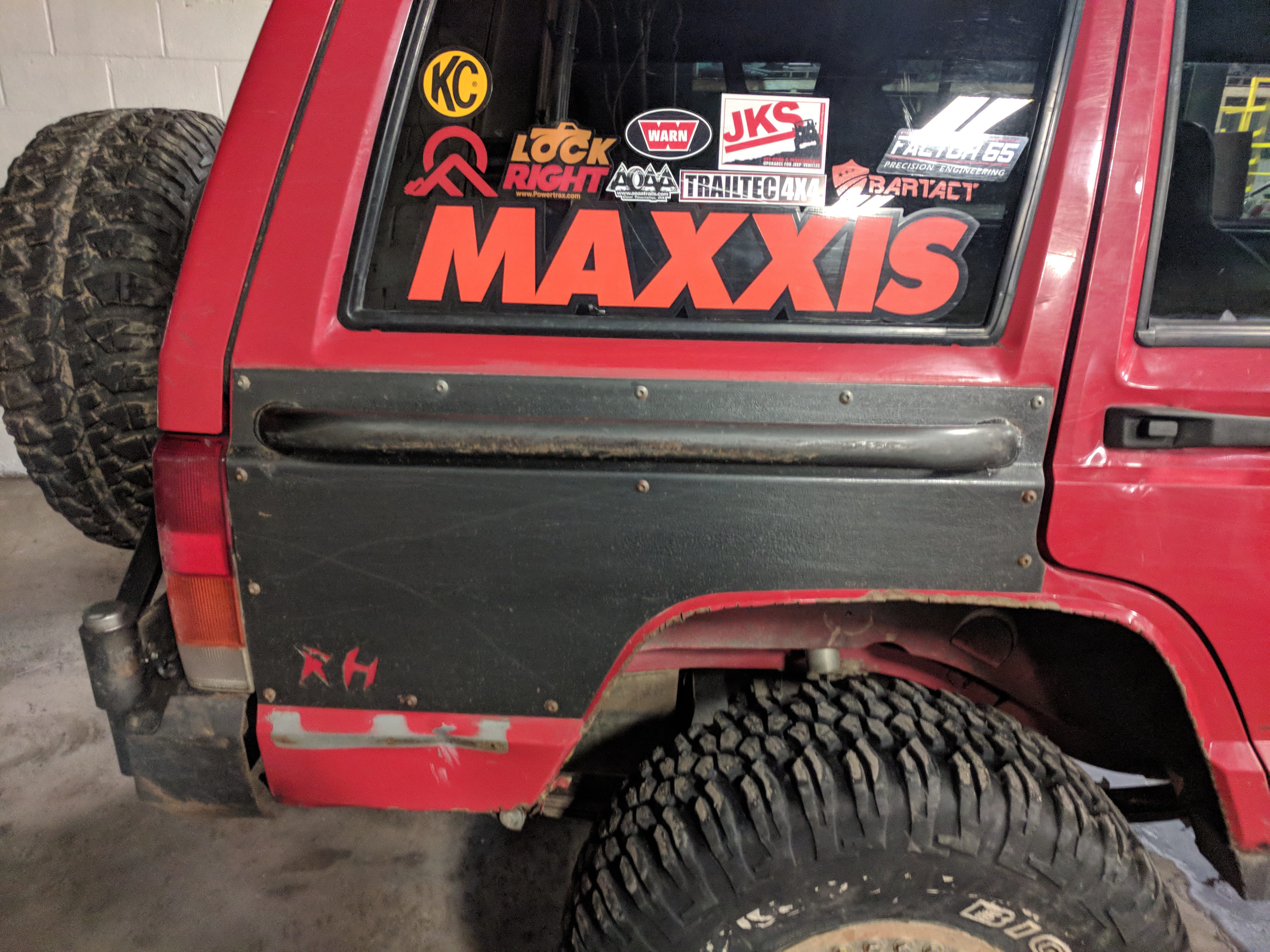 Rear Body Armor with Rub RailJeep Cherokee XJ (8401) Affordable Offroad