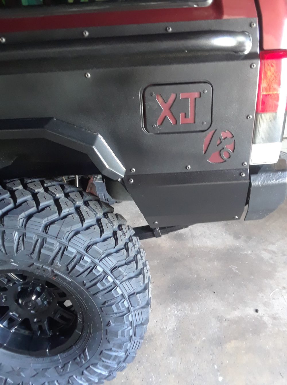Unfinished Steel Rear Body Armor With Flares For Jeep Cherokee XJ (4-Door)