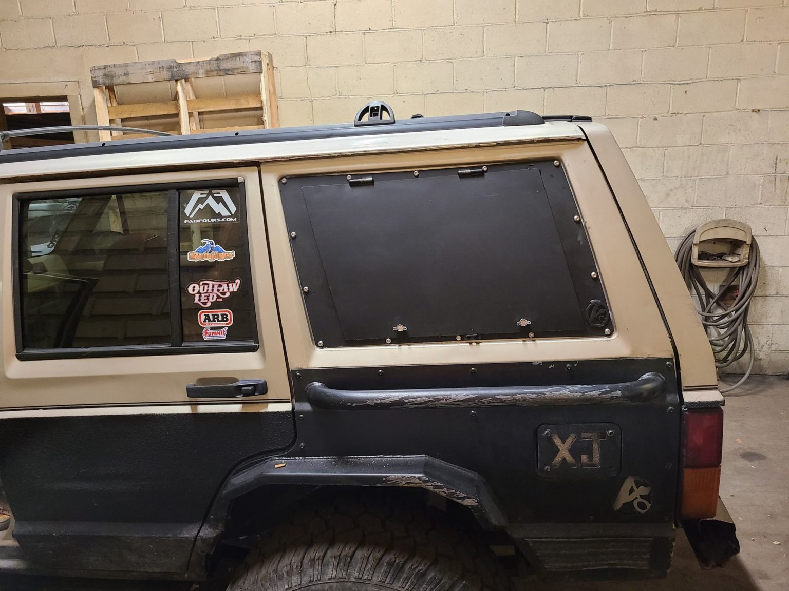 Storage Window Jeep Cherokee XJ 4D (8401)