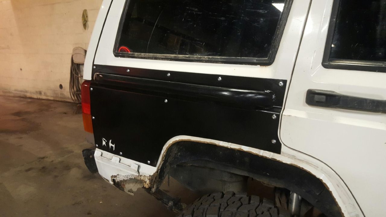 Rear Body Armor With Rub RailsJeep Cherokee XJ (8401)